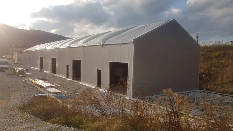 Hala namiotowa – widok wzdłuż ściany