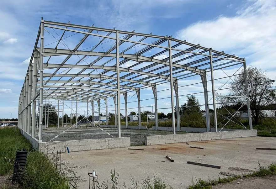 Konstrukcja malowana na betonowym cokole